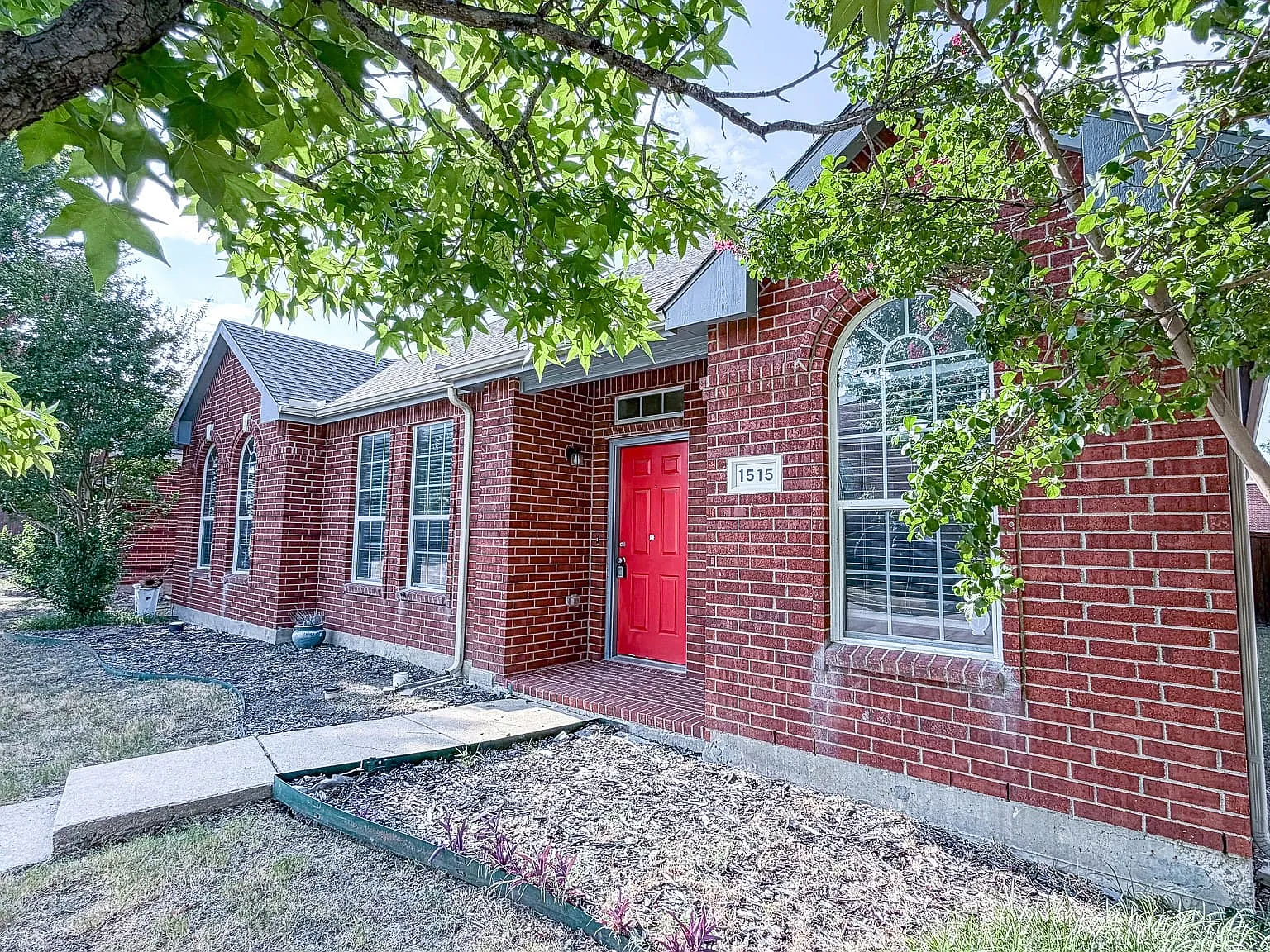 3 bed, 2.0 bath, 2336 sqft, $2,500 — Photo 2