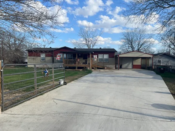 218 W 2nd St, Elmendorf, TX 78112