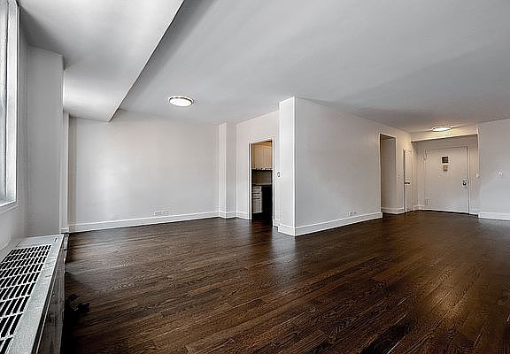 4th image of 220 E 63rd St Ph C