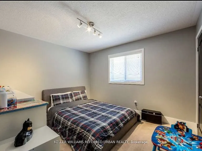 118 Earlsbridge Blvd S — Photo 8
