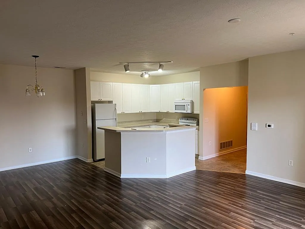 757 Hidden Springs Dr — Photo 2