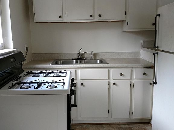 3rd image of 116 W 36th St APT C
