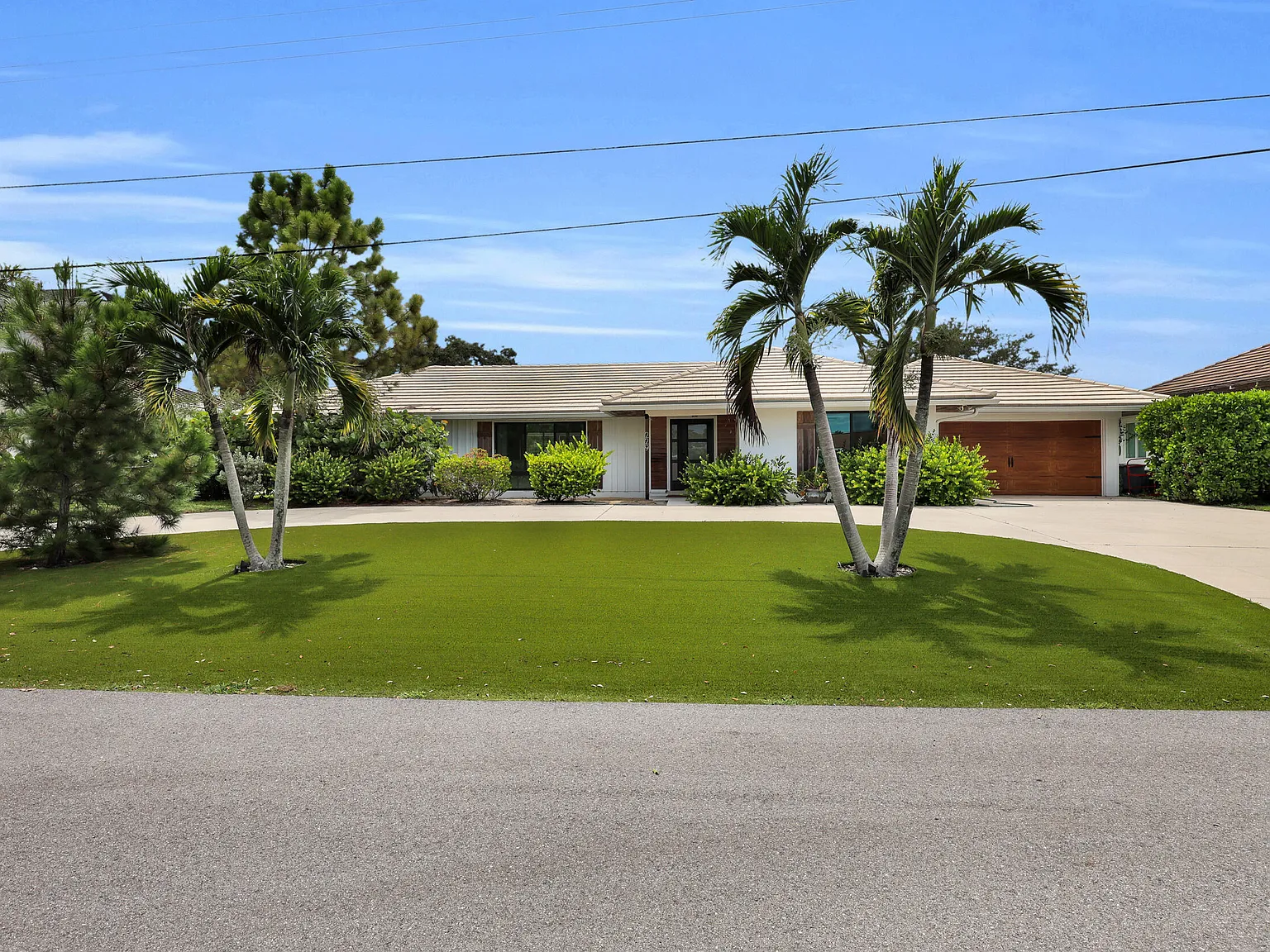 3 bed, 2.0 bath, 1376 sqft, $6,000 — Photo 2