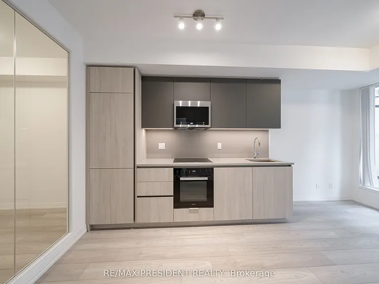 400 King St W #511 — Photo 7
