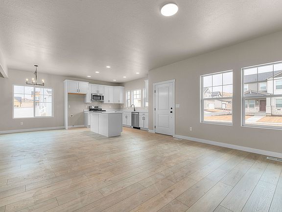 3rd image of 889 Pinyon Crest Rd #107