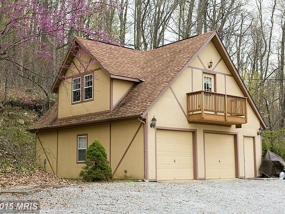 Detached Garage w/ Efficiency Apartment above