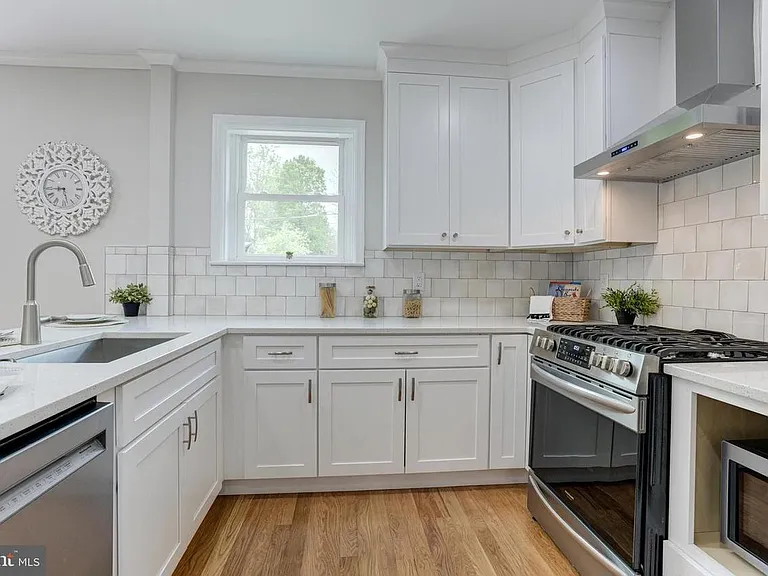 702 Kingston Rd — Photo 4