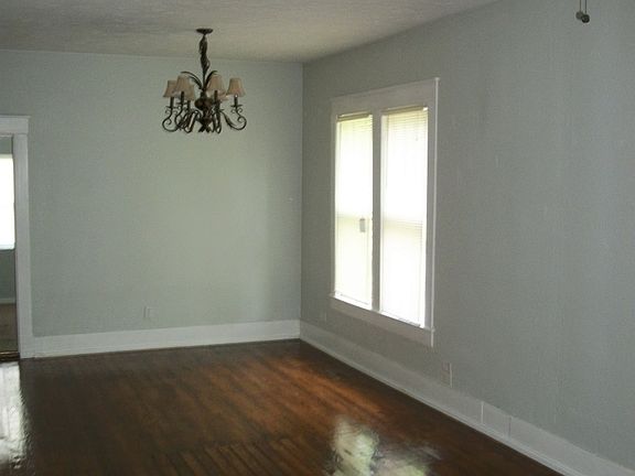 3rd image of 1050 S Main St