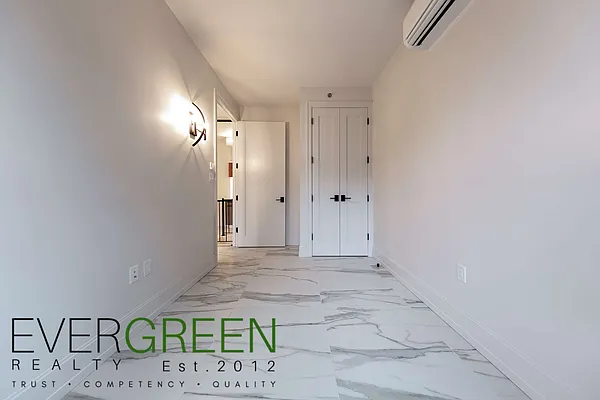 Rented by Evergreen Apartments BK | media 7