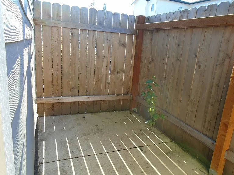 751-757 Plymouth Dr N — Photo 25