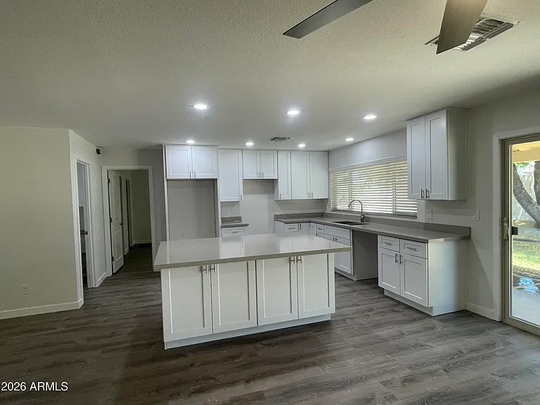2920 E Michelle Dr — Photo 9
