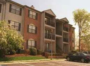 17 Fisher Dr, Franklin Park, NJ