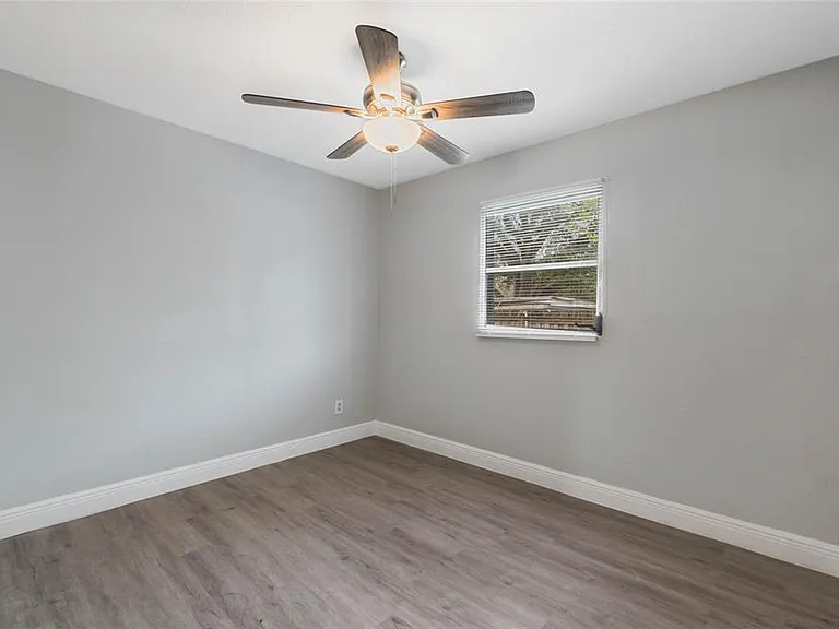 1090 Emerald Dr — Photo 18