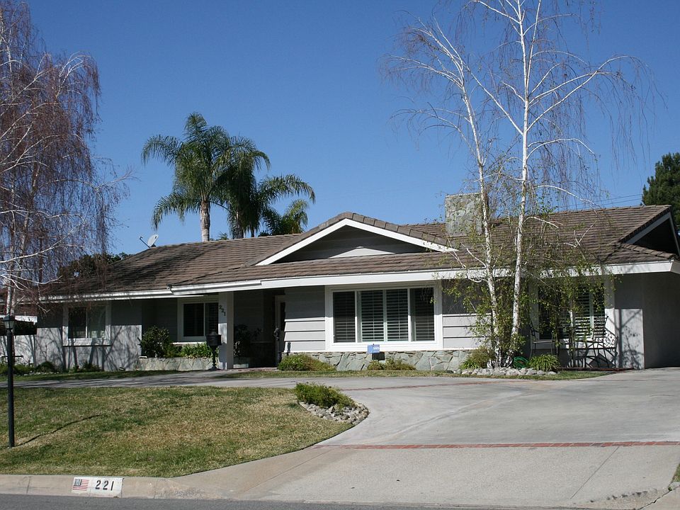 1st image of 221 Inverness Pl