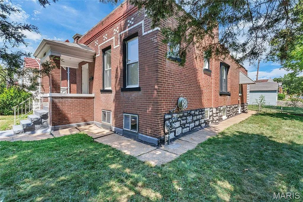3 bed, 1.0 bath, 1200 sqft, $1,850 — Photo 2