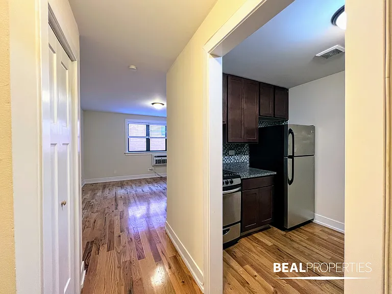 555 W Arlington Pl — Photo 3