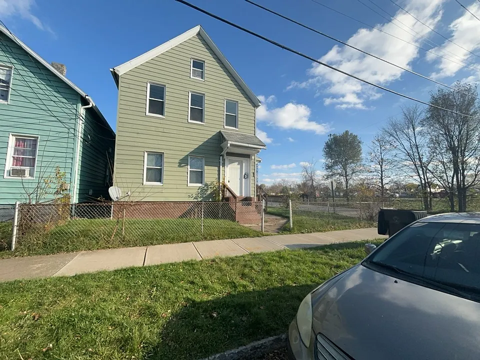 2763 W 32 ST