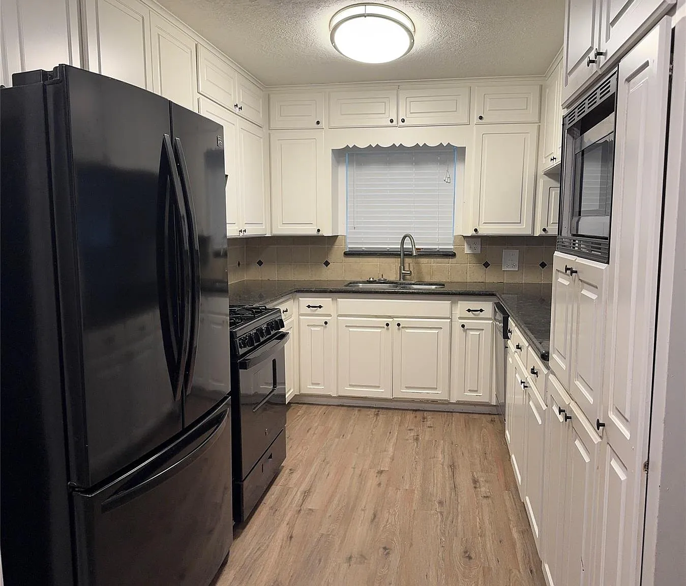 3 bed, 2.0 bath, 2013 sqft, $2,100 — Photo 2