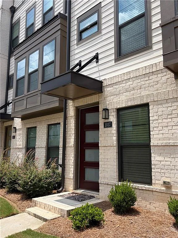 3 bed, 5.0 bath, 2200 sqft, $3,995 — Photo 1