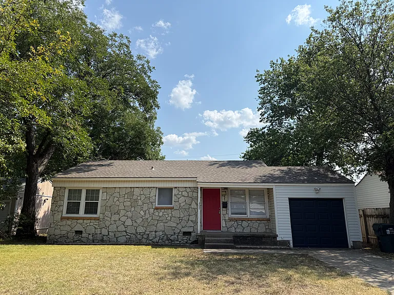 400 W Johnson St — Photo 1