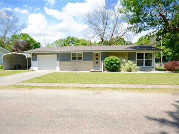 30 Elm Dr, Bethany, IL 61914