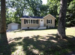 16 Landing Rd, Hewitt, NJ 07421