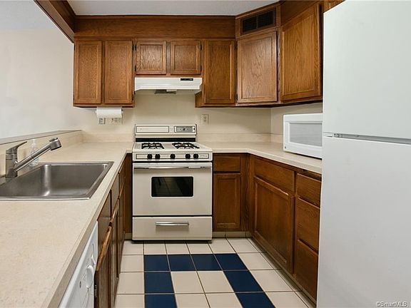 3rd image of 15 Juniper Pl Unit 15