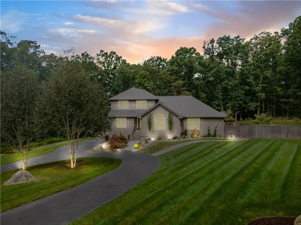 33 Oakwood Dr, Foster, RI 02825