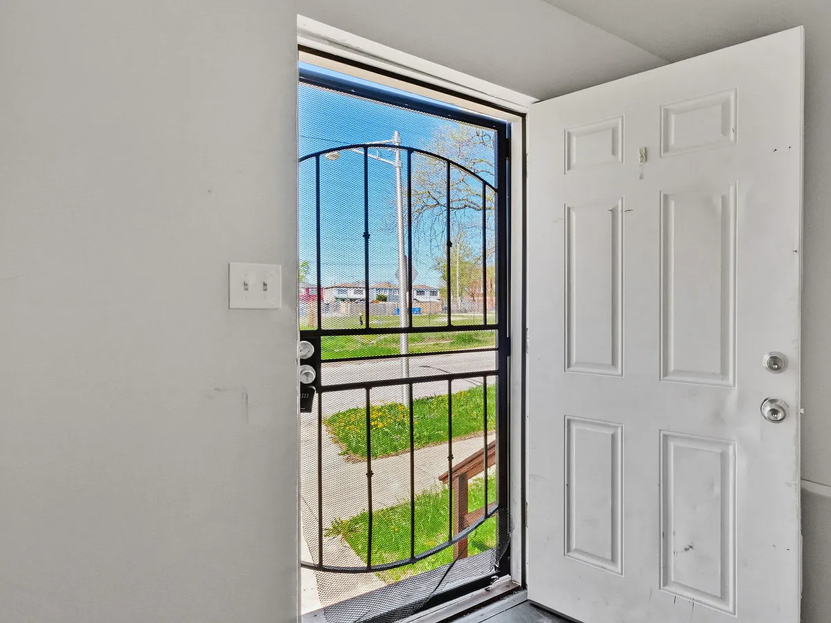 Building Photo - 6913 S Throop St