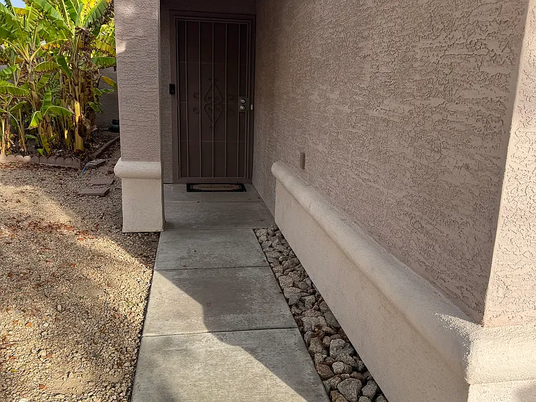 1727 E Pontiac Dr — Photo 2