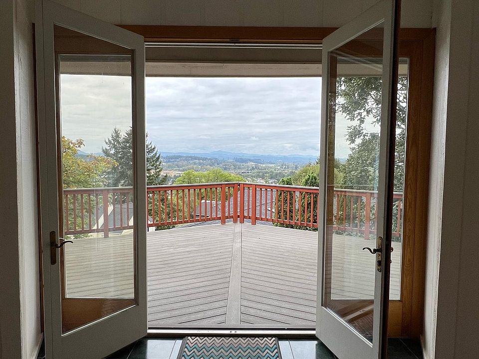 1st image of 440 SE Parkhill Dr #440