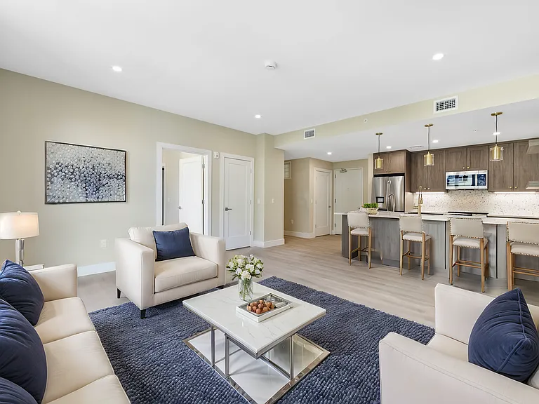 706 Madison St #405 — Photo 3