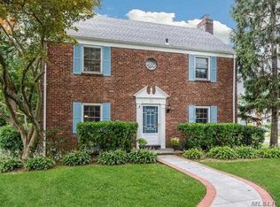 28 High Meadow Rd, Manhasset, NY 11030