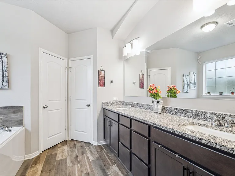 312 Brocks Ct — Photo 15