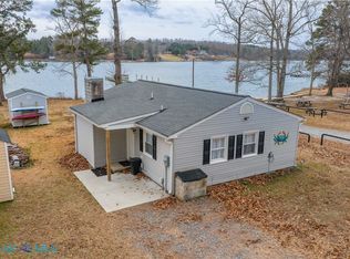 686 Shore Dr, Hartfield, VA 23071