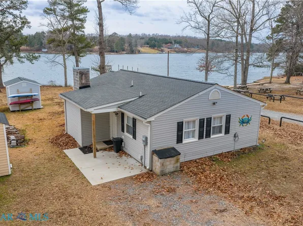 686 Shore Dr, Hartfield, VA 23071