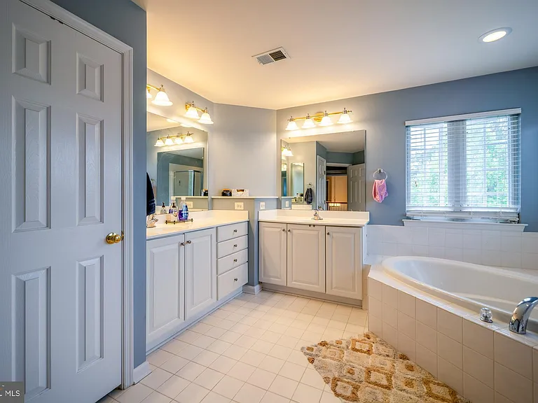 18081 Camdenhurst Dr — Photo 37