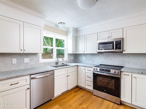 4th image of 700 Lakeview Dr
