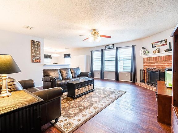 2nd image of 1014 Chelsea Ln