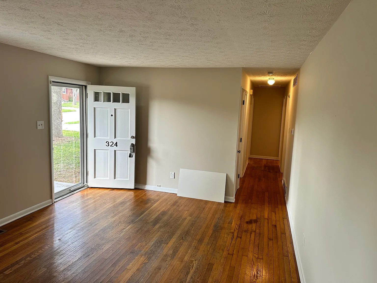 324 Larkwood Dr — Photo 2