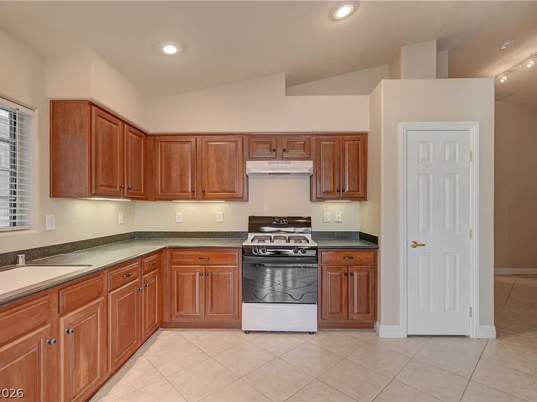 8556 Lakota St — Photo 10