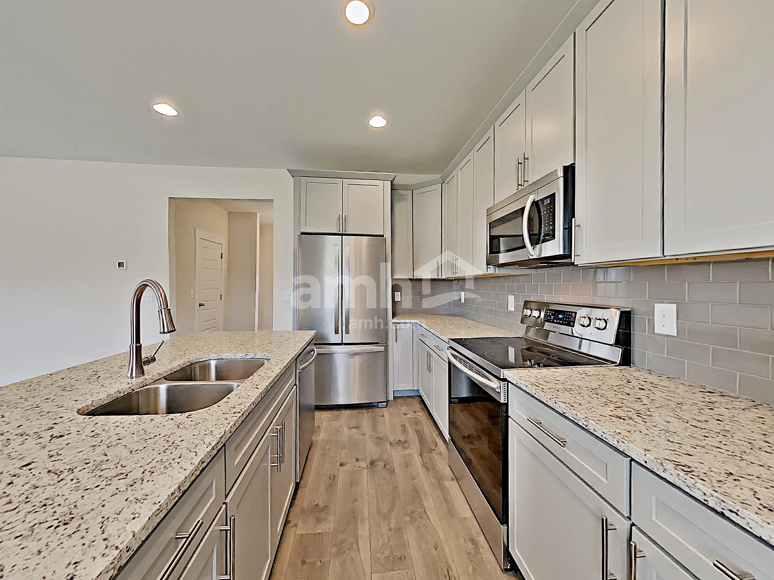 4 bed, 2.5 bath, 1919 sqft, $2,405 — Photo 3