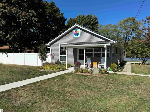 512 Manee St, Clare, MI