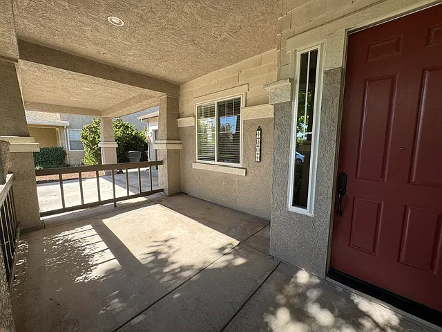 3 bed, 2043 sqft, $2,700 — Photo 2
