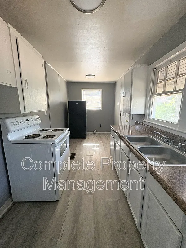 3 bed, 1.5 bath, 993 sqft, $1,200 — Photo 3