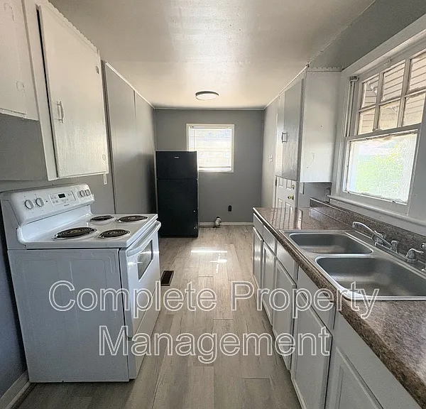 604 Lexington St — Photo 3