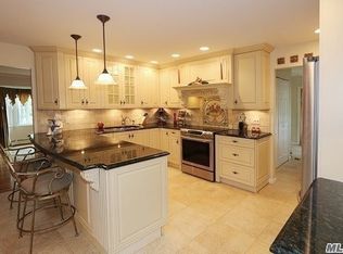 15 Melody Ln, Kings Park, NY 11754