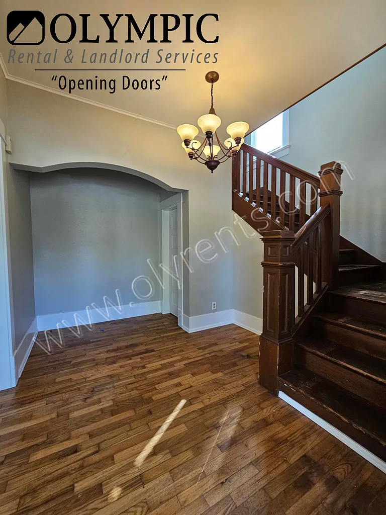 3 bed/2 bath Craftsman Home in heart of Olympia! — Photo 3