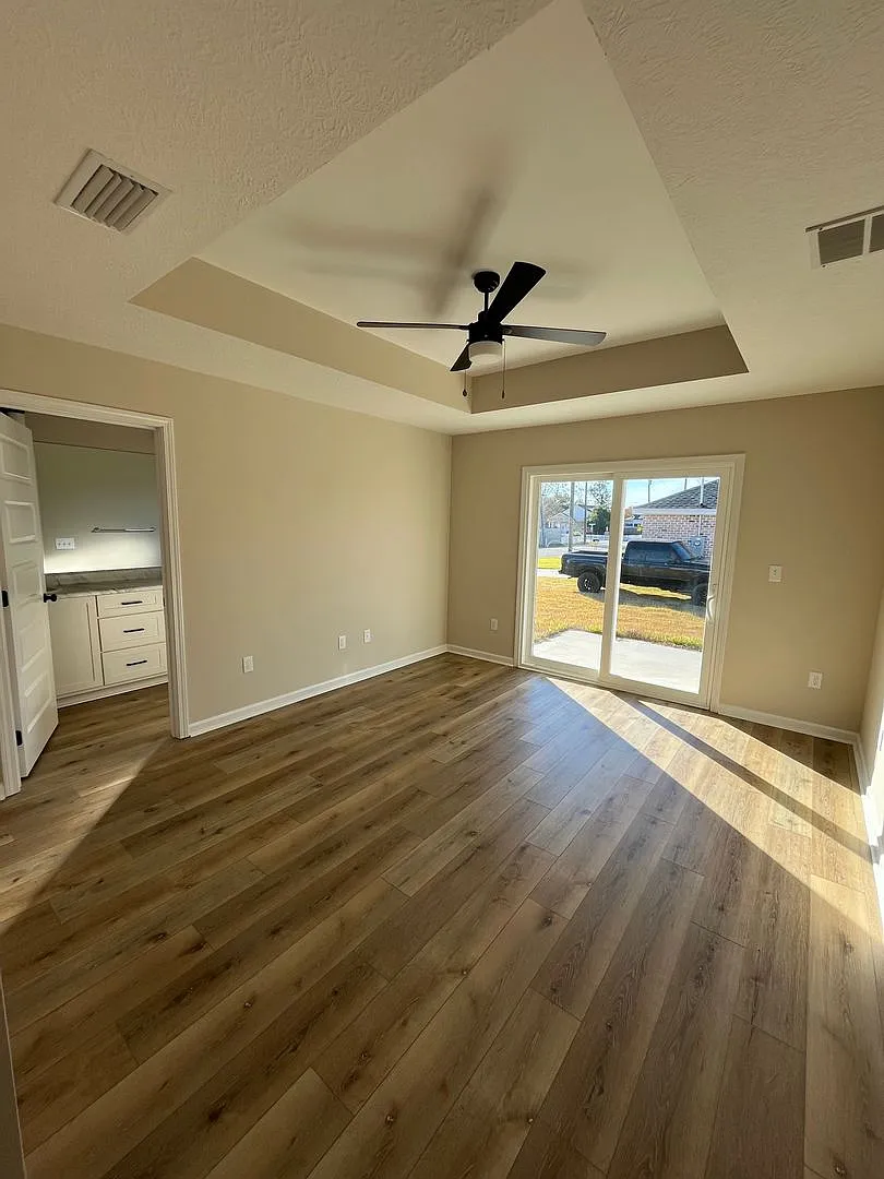 3 Bed 2 Bath — Photo 4