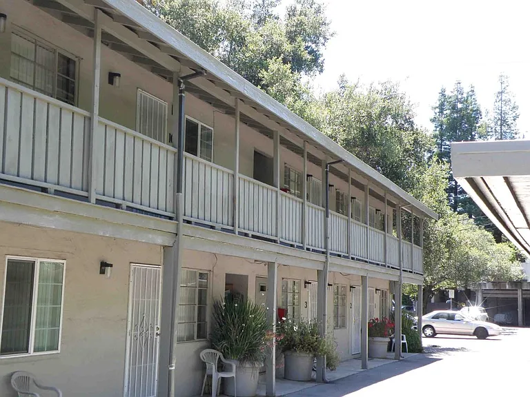 850 Calderon Ave #12 — Photo 8